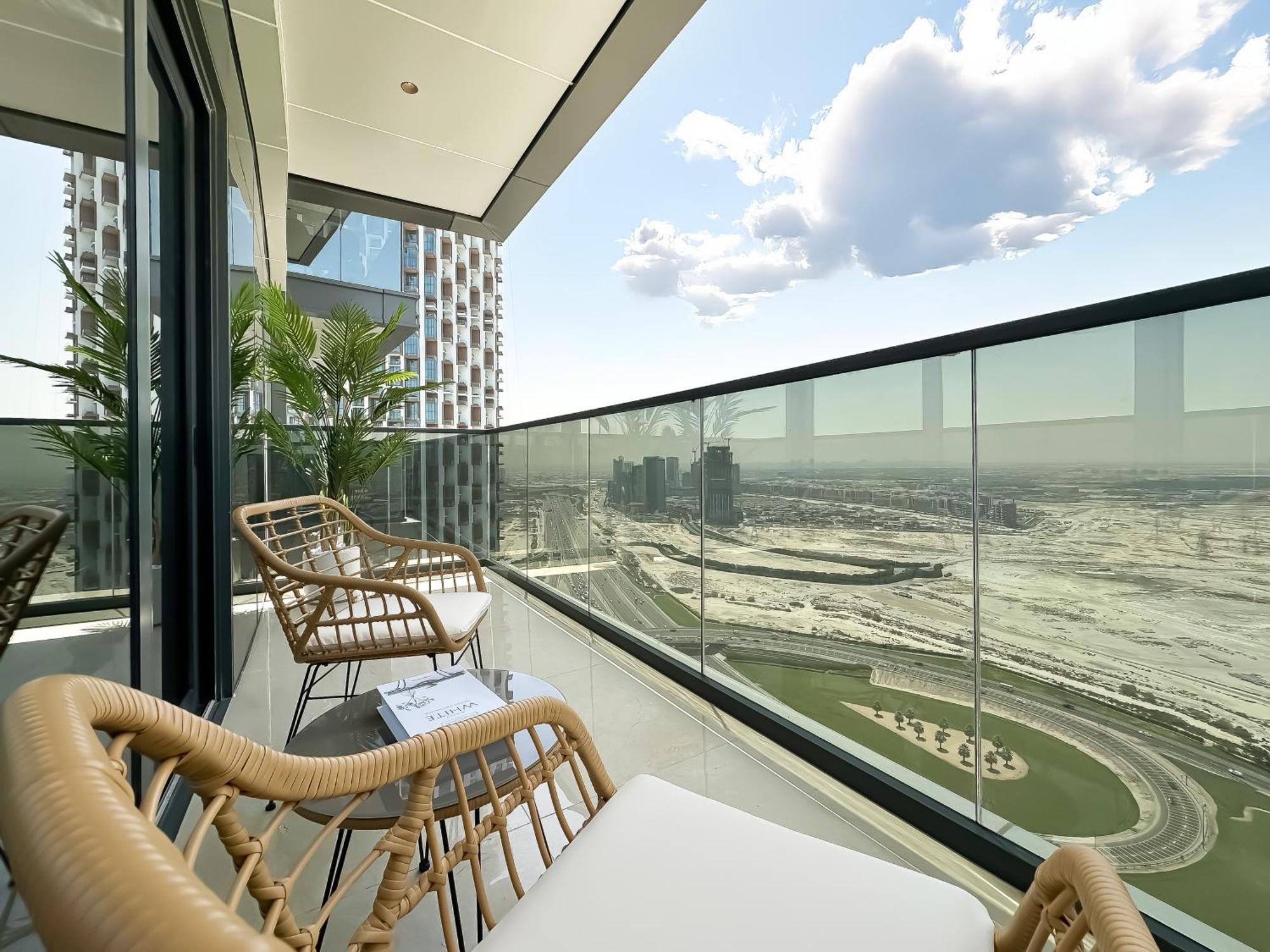 Trophy-luxe Living In A Blue-hued Haven Appartement
