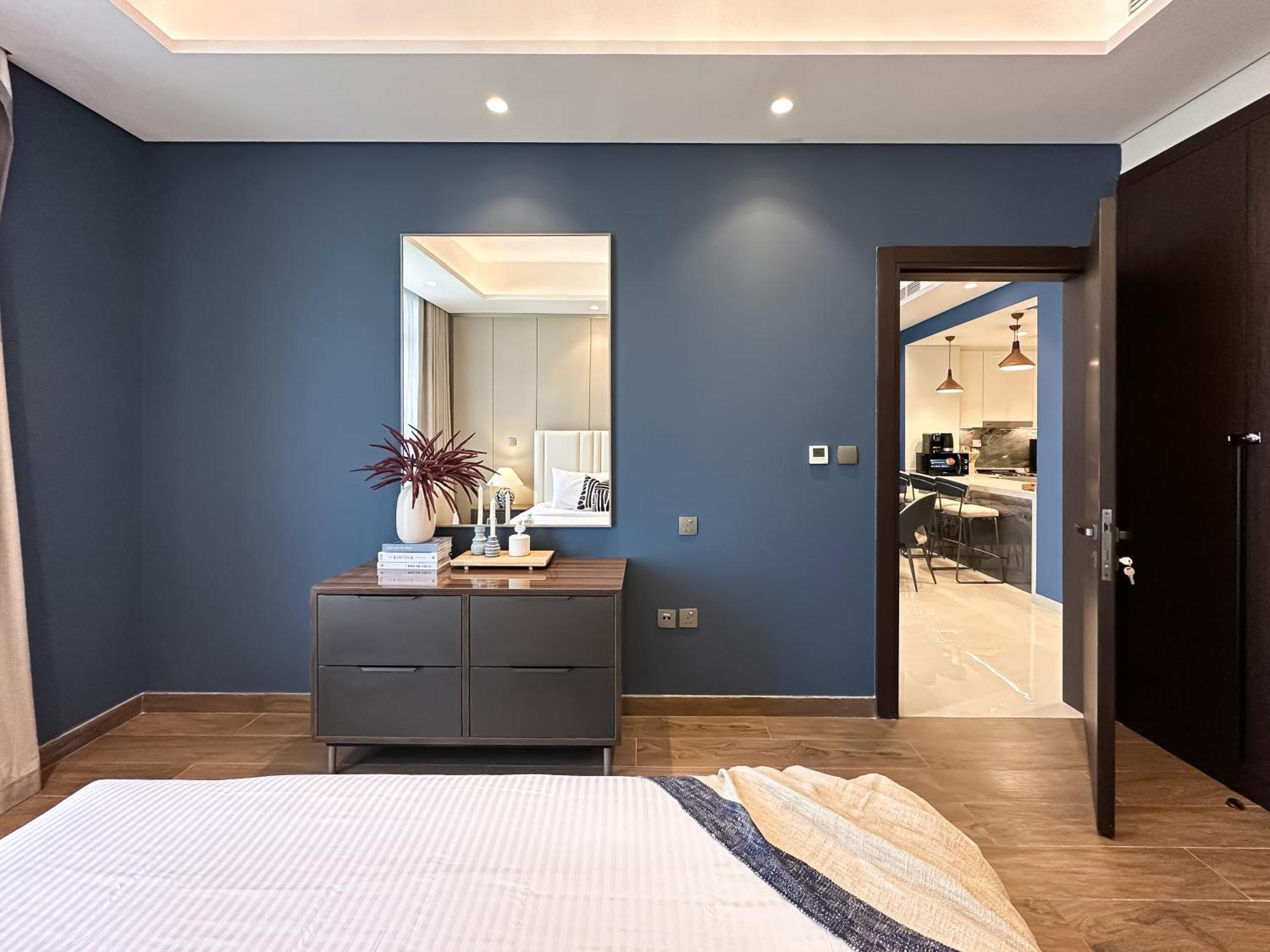 Trophy-luxe Living In A Blue-hued Haven Appartement *